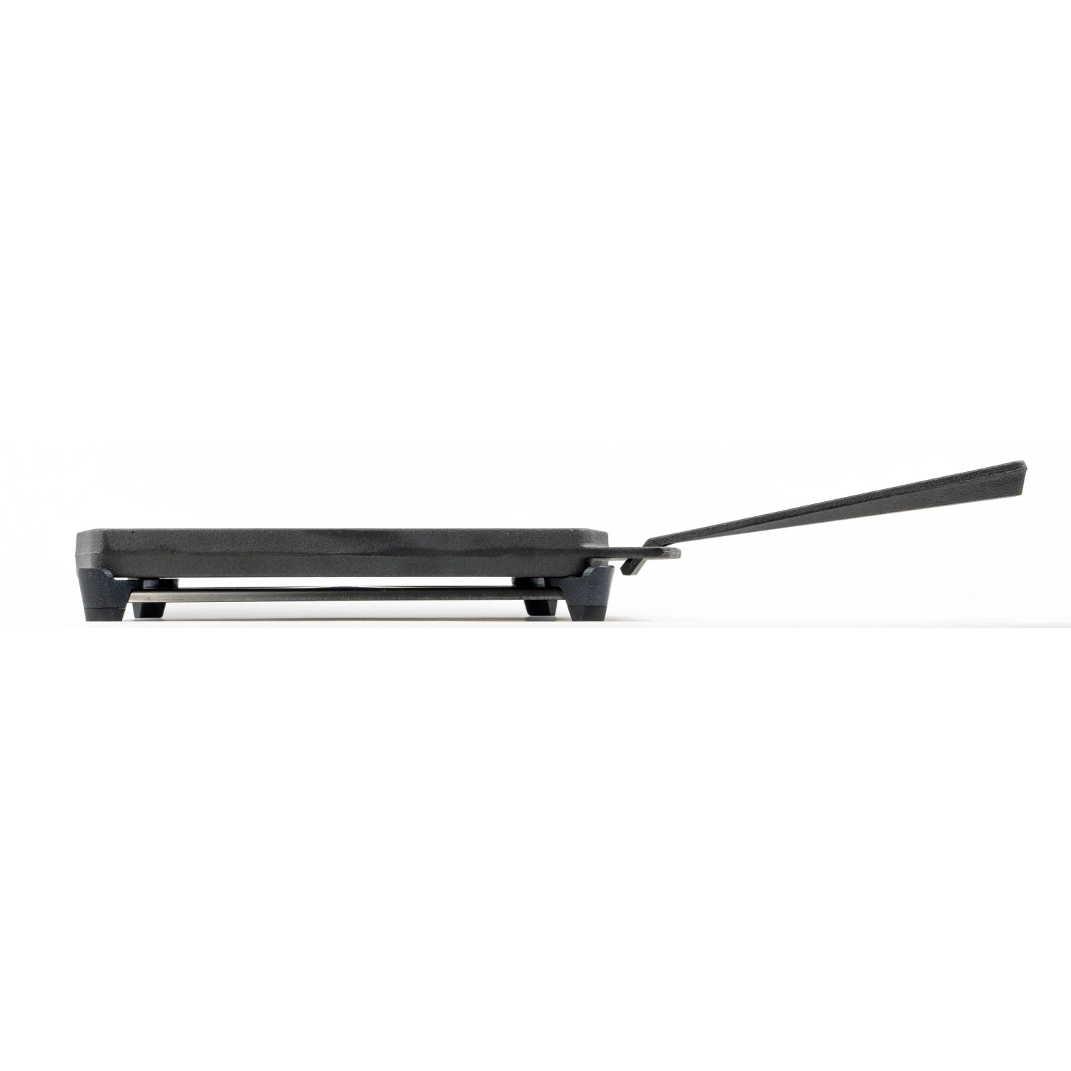 Ooni Grillpfanne Dual-Sided Grizzler aus Gusseisen mit Untersetzer, seitliche Ansicht.