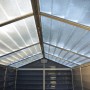 Innenansicht Palram Canopia Skylight Gerätehaus: Dach mit Oberlicht und Metallrahmen.