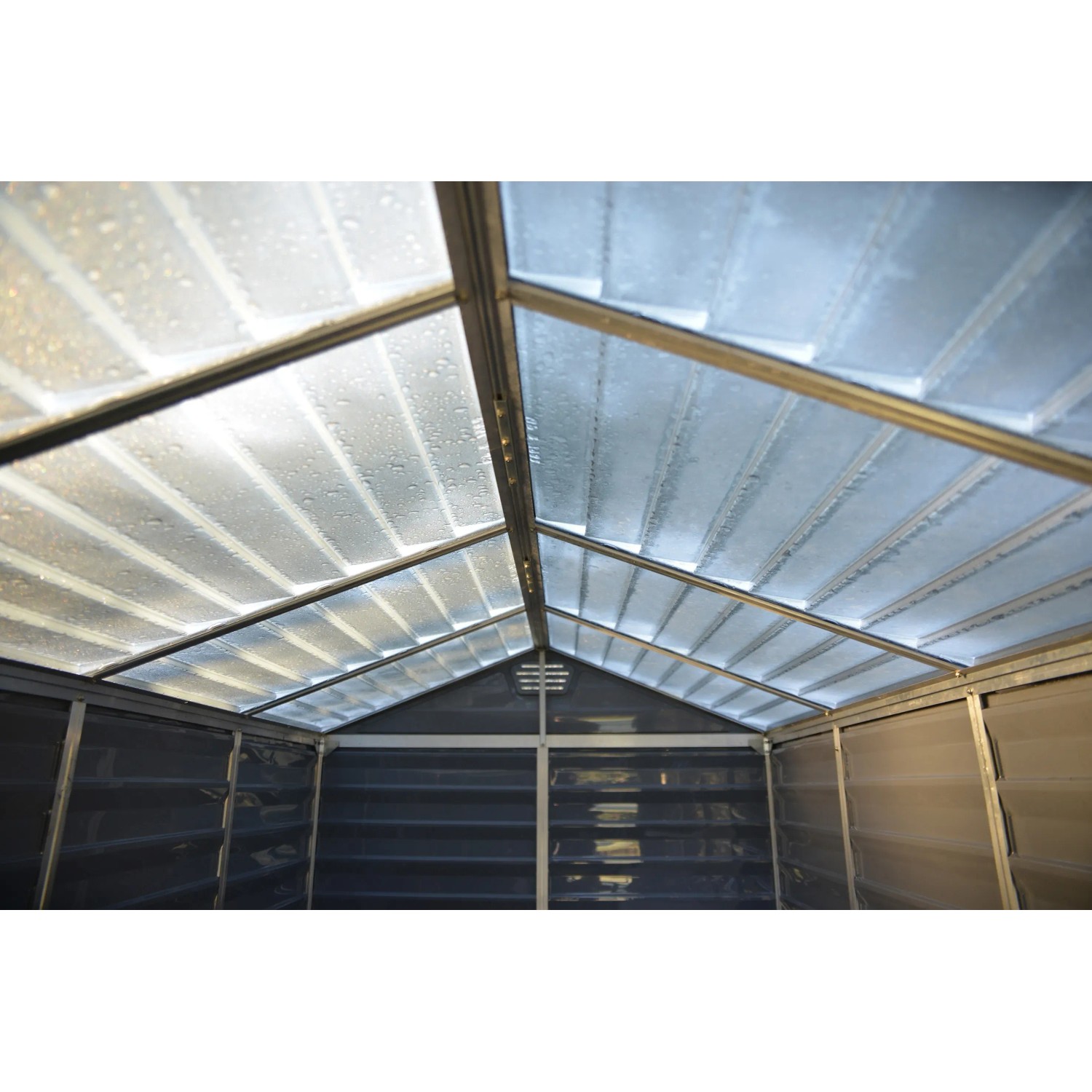 Innenansicht Palram Canopia Skylight Gerätehaus: Dach mit Oberlicht und Metallrahmen.
