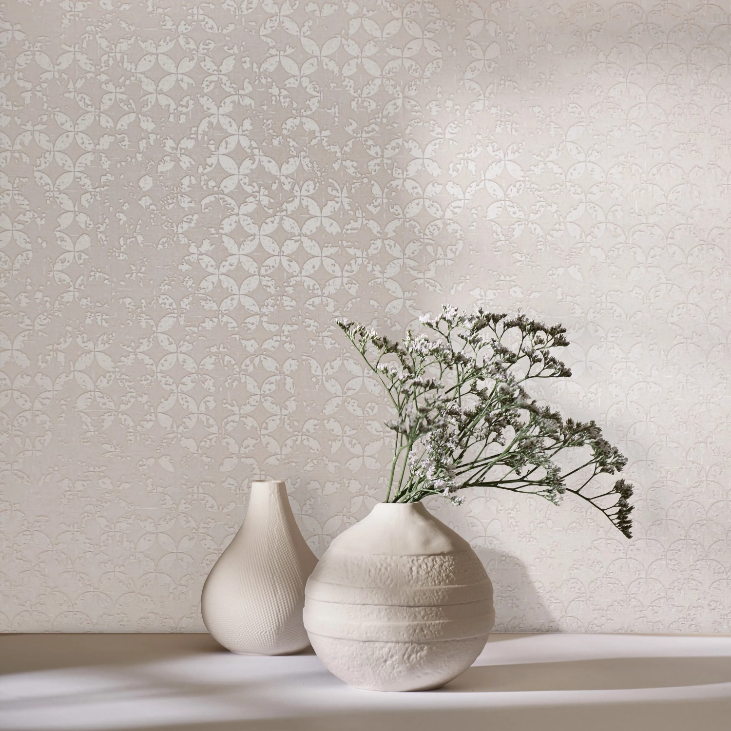 Beige-weiße Marburg Vliestapete mit Sternenmuster, grafisch und modern. Dekorative Tapete für stilvolle Wohnräume.
