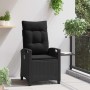Verstellbarer, schwarzer Gartenstuhl aus Poly-Rattan mit Klapptisch für Terrasse oder Garten.