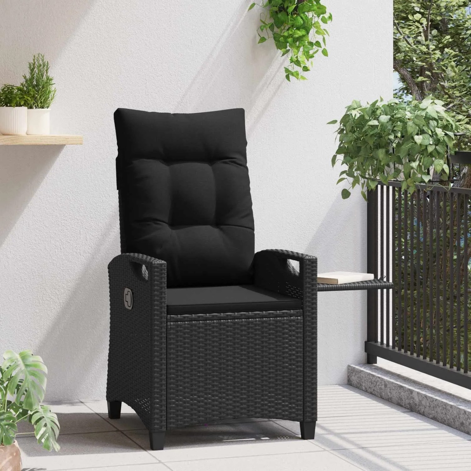 Verstellbarer, schwarzer Gartenstuhl aus Poly-Rattan mit Klapptisch für Terrasse oder Garten.
