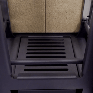 Detailaufnahme: Panadero Sevilla Kaminofen mit Stahlkorpus und Rost für Holzscheite.