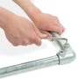 Montage eines Stahlrohr-Möbelstücks mit Schraubenschlüssel. DIY Möbelbau.