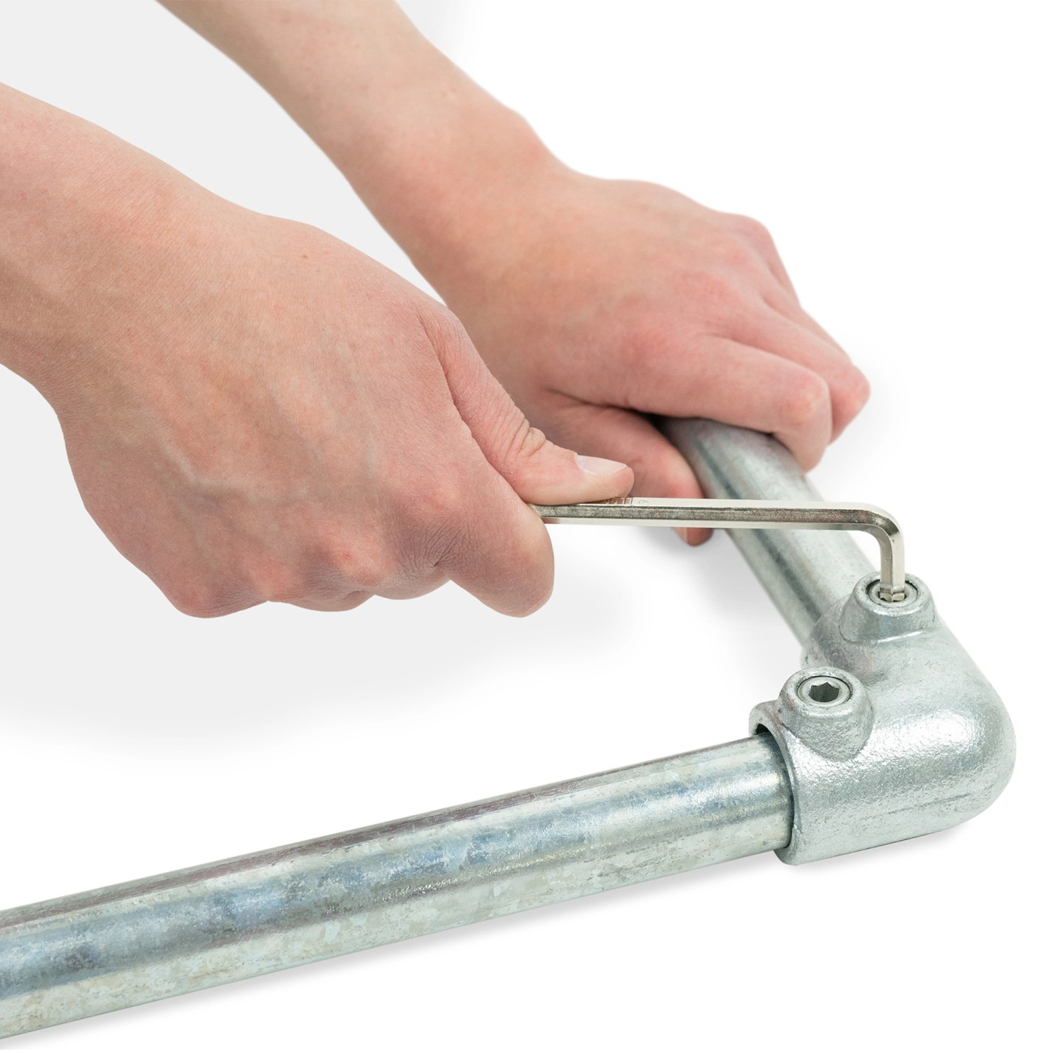 Montage eines Stahlrohr-Möbelstücks mit Schraubenschlüssel. DIY Möbelbau.