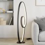 Moderne, dimmbare LED Stehlampe Bronwyn in Schwarz aus Aluminium für Wohnzimmer.