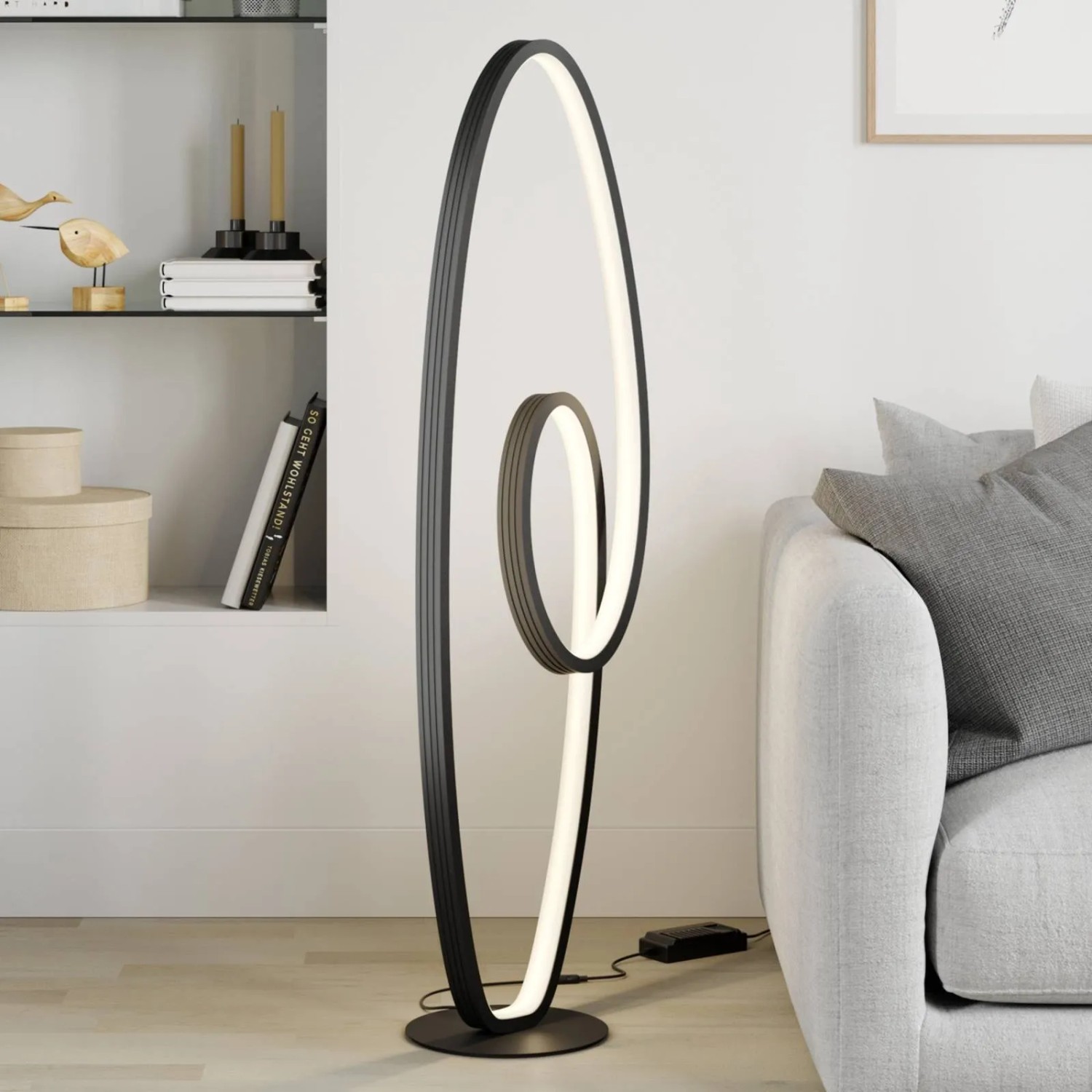 Moderne, dimmbare LED Stehlampe Bronwyn in Schwarz aus Aluminium für Wohnzimmer.