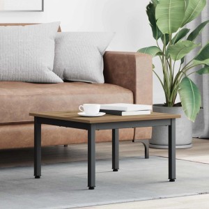 Quadratischer Couchtisch in Eiche Kunsthandwerk Optik mit Tasse und Büchern dekoriert.