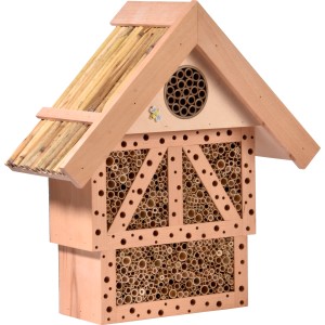 Großes Insektenhotel Monschau aus Kiefernholz mit Schilfdach und Nistmöglichkeiten für Wildbienen.