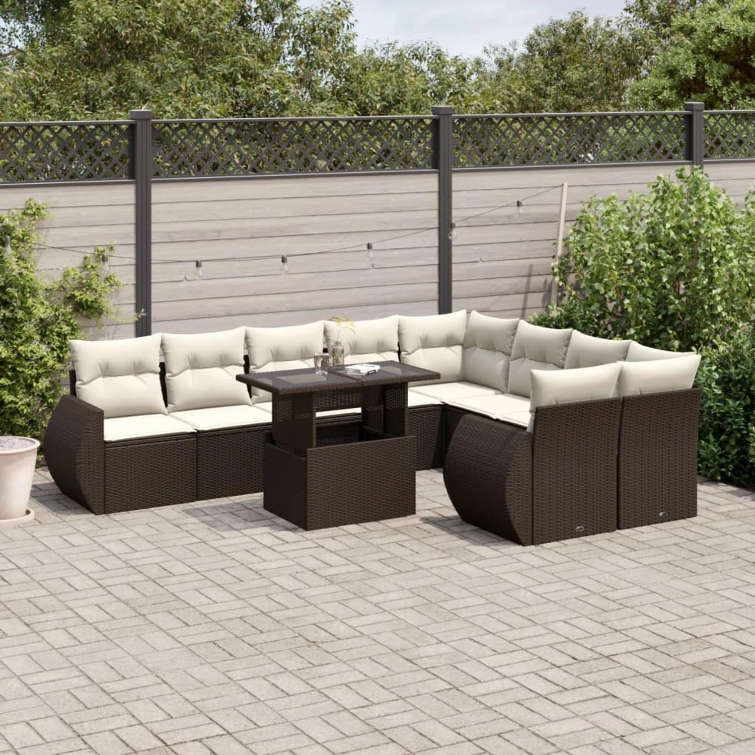 Braune 10-tlg. vidaXL Garten-Sofagarnitur aus Poly Rattan mit cremefarbenen Kissen.