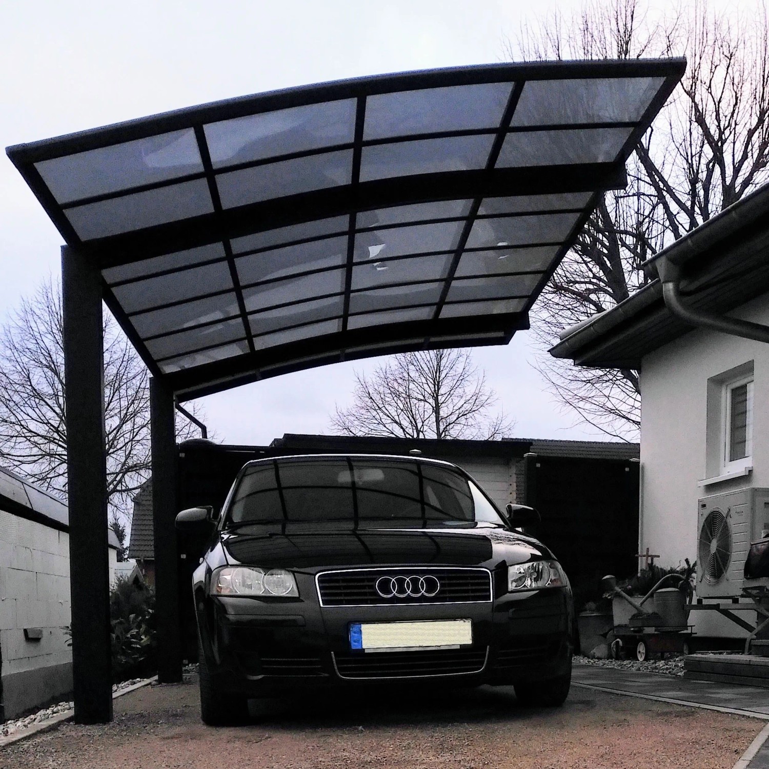 Schwarzes Ximax Alu Einzelcarport Portoforte Typ 60 mit Auto. Wetterfester Unterstand für PKW.