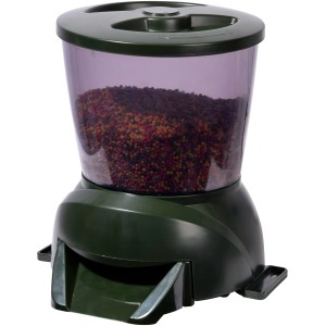 Programmierbarer Teich-Futterautomat für Fischfutter, grün, mit transparentem Behälter und Fischfutter.