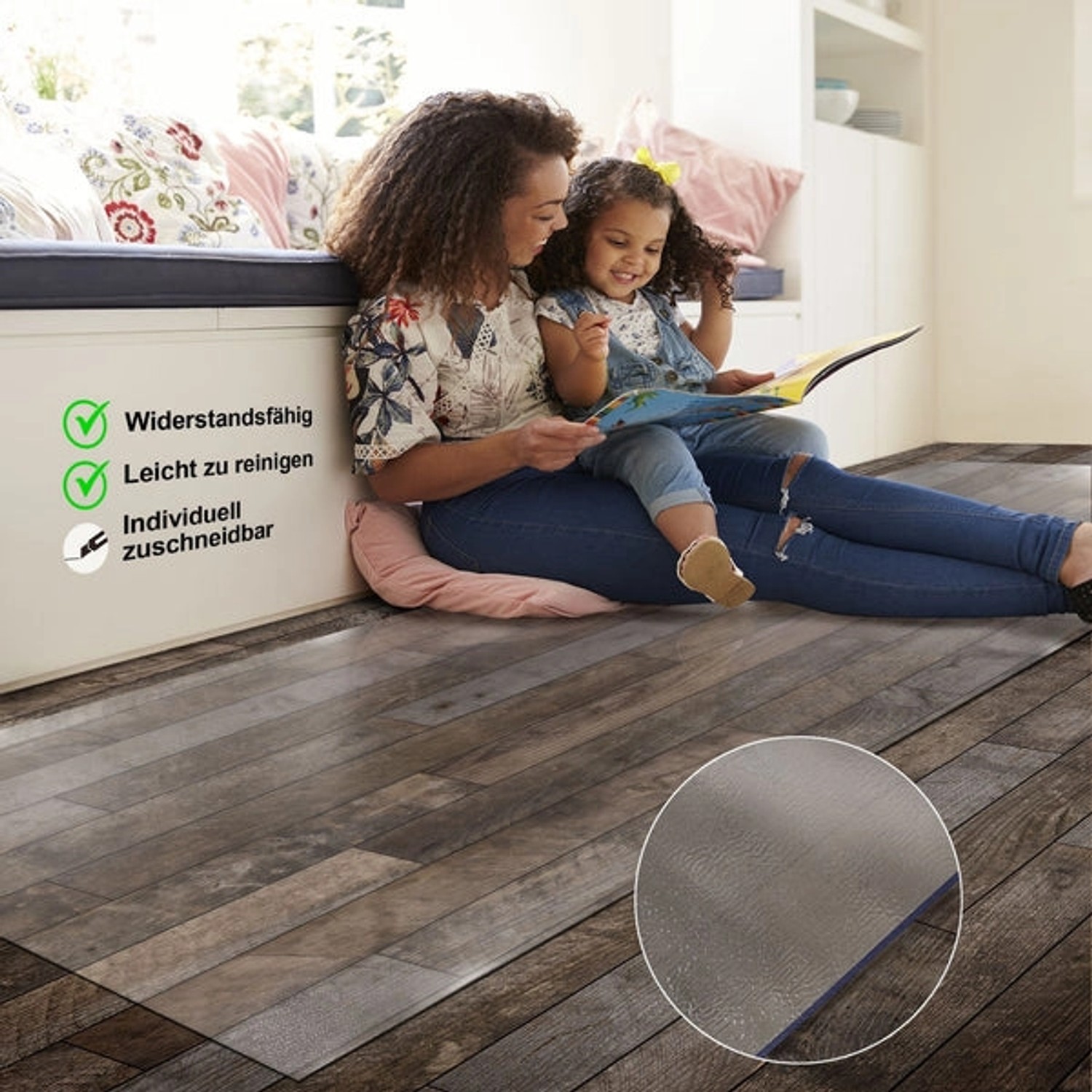 Transparente Karat Bodenschutzmatte Neo Plus (90x250 cm) schützt Hartböden. Frau und Kind sitzen darauf.