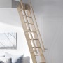 Helle Raumspartreppe Easy Step aus Fichten-Massivholz mit Geländer, steil in modernem Wohnraum installiert. Ideal für kleine Räume.