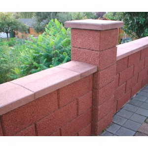 Braune Gartenmauer mit Abdeckplatten aus Beton, 50x33x5 cm. Ideal als Einfassung.