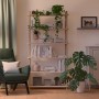 Wohnraum mit CREATE! by OBI Wandfarbe Pia Elfenbeinweiß, Bücherregal und grüner Sessel.