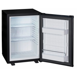Offener, schwarzer PKM Minibar-Kühlschrank MC40E mit Regalen und Türablagen.