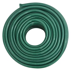 Aufgerollter, grüner Gartenschlauch (20 m) aus PVC. Ideal für die Gartenbewässerung.
