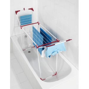 Wenko Wäscheständer Summer Dry, weiß-pink, aufgestellt über einer Badewanne mit Wäsche.