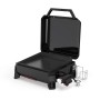 Weber Slate GP 43cm Premium Plancha Gasgrill mit geöffnetem Deckel.