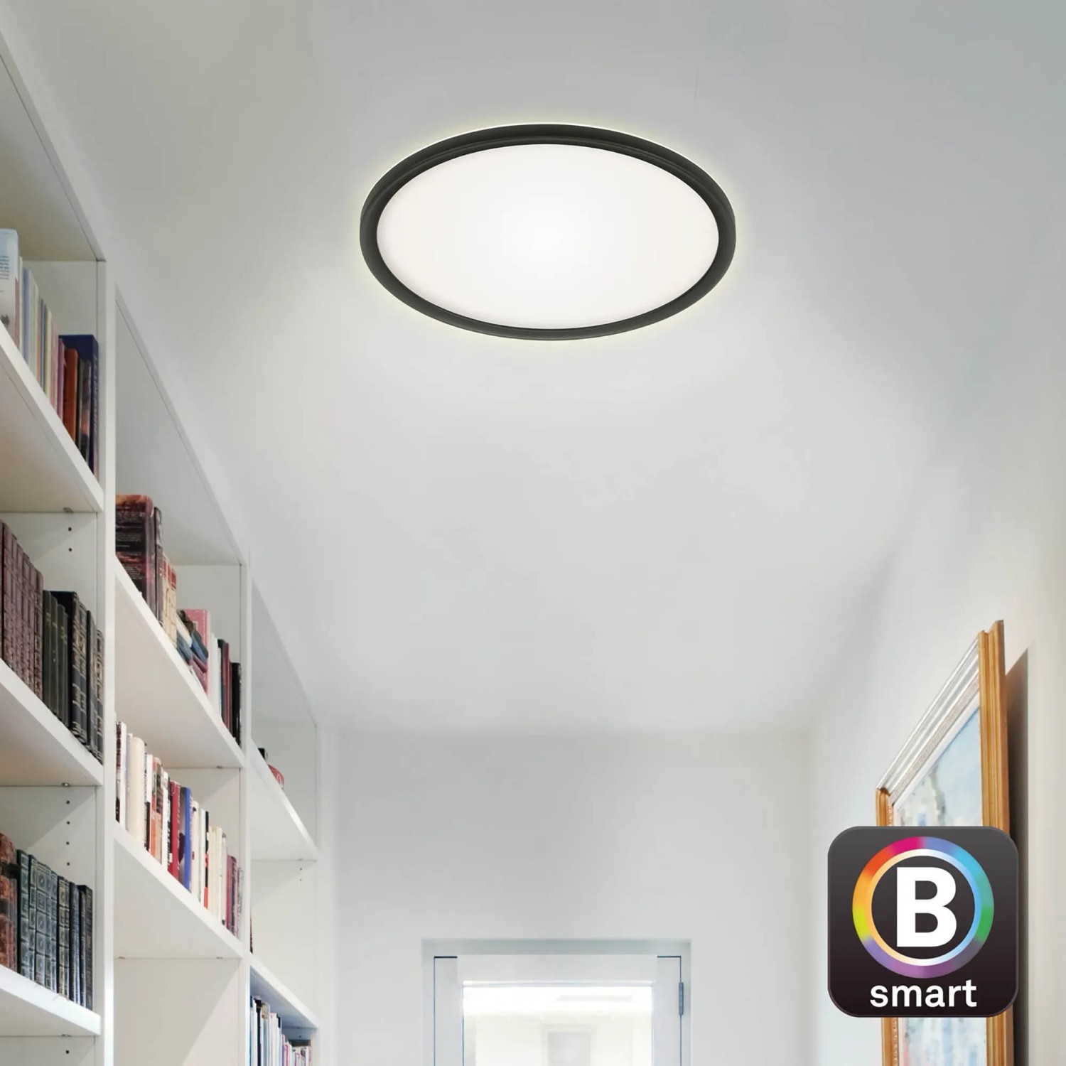 Schwarze Brilo WiFi LED Deckenleuchte Slim Smart im Flur, steuerbar per App.