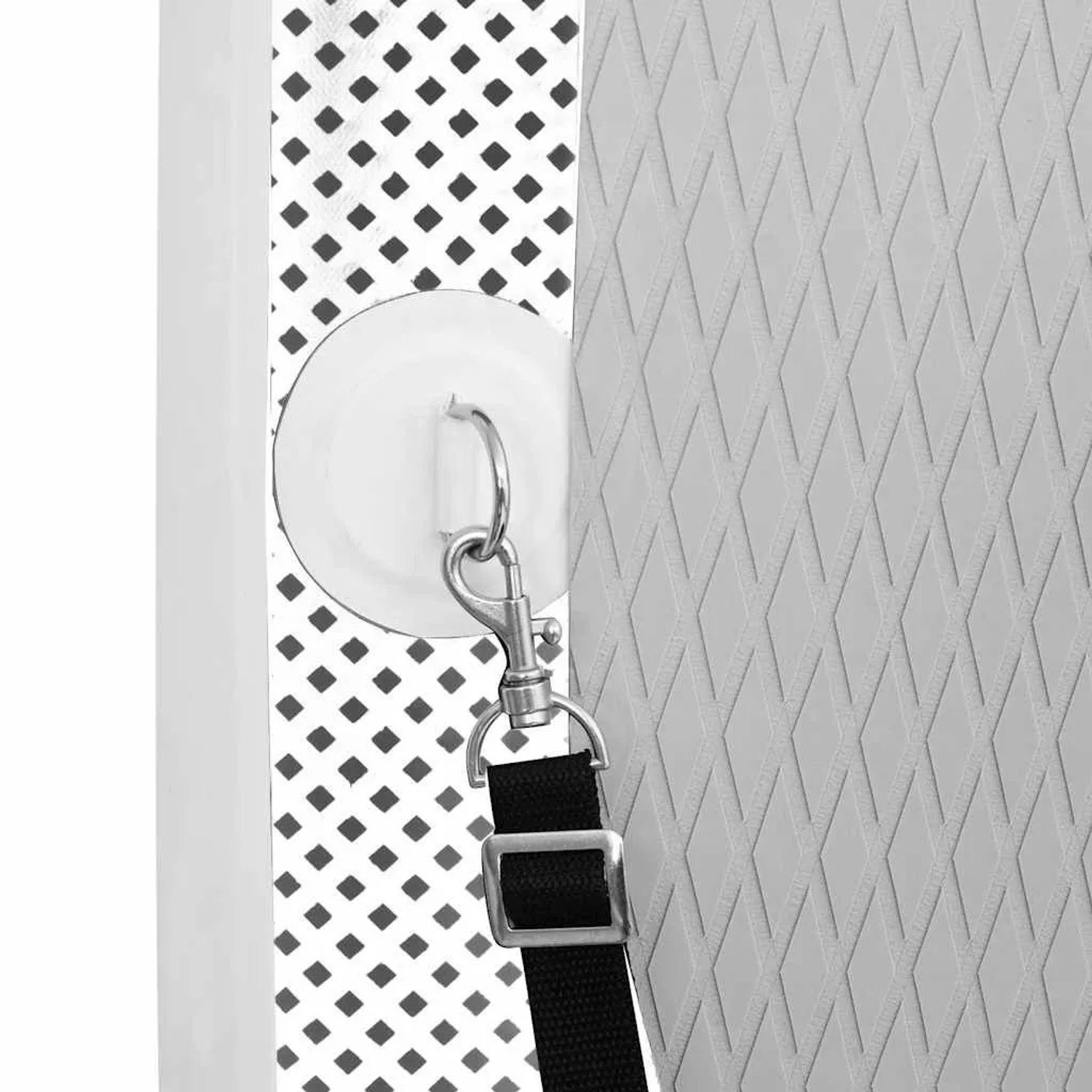Detailaufnahme: Schwarzes, aufblasbares SUP-Board Set von vidaXL mit Befestigung für eine Leine.