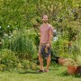 Mann hält Gardena Liano Gartenschlauch-Set (10m) im Garten.