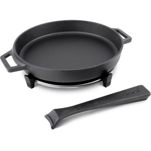 Ooni Gusseisenpfanne mit abnehmbarem Griff und Untersetzer, ideal für Grill und Ofen.