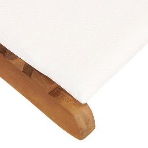Detailansicht: Klappbare Sonnenliege aus Teakholz mit cremeweißer Auflage.