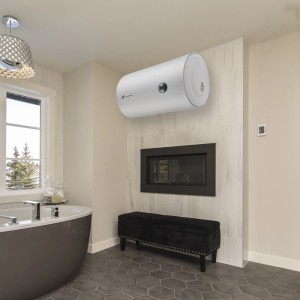 Sannover Bypso 50L Elektro-Warmwasserbereiter horizontal an Wand im Badezimmer.
