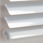 Detailaufnahme der weißen Aluminium Jalousie Burgos, Lamellen und Bedienelemente im Fokus.
