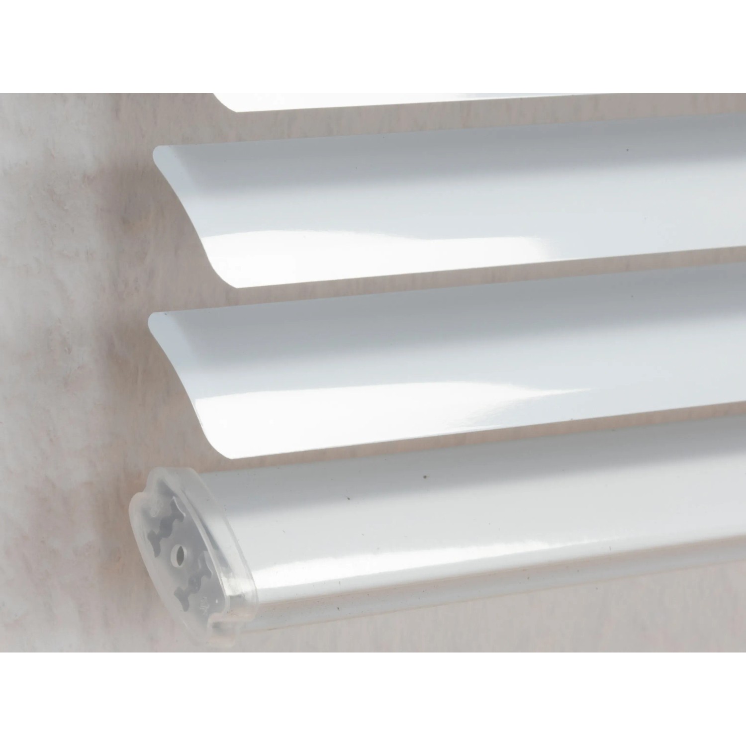 Detailaufnahme der weißen Aluminium Jalousie Burgos, Lamellen und Bedienelemente im Fokus.