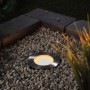 Paulmann LED-Bodeneinbaustrahler Plug & Shine 24V ZigBee im Garten, umgeben von Kies.