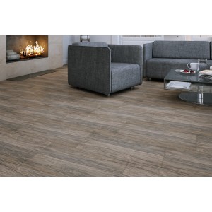 Verlegtes Feinsteinzeug Tizura in Braun mit Holzoptik im Wohnzimmer mit Kamin und grauer Couch.