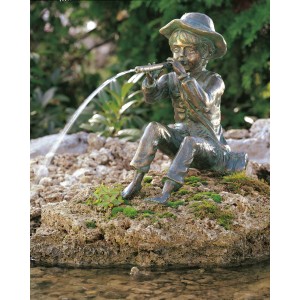 Rottenecker Bronze-Figur Flötenspieler Toni als Teichdeko mit Wasserstrahl.