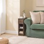 SoBuy Nachttisch schmal, dunkle Holzoptik, mit Schublade und zwei Ablagen, neben grünem Sofa im Wohnzimmer.