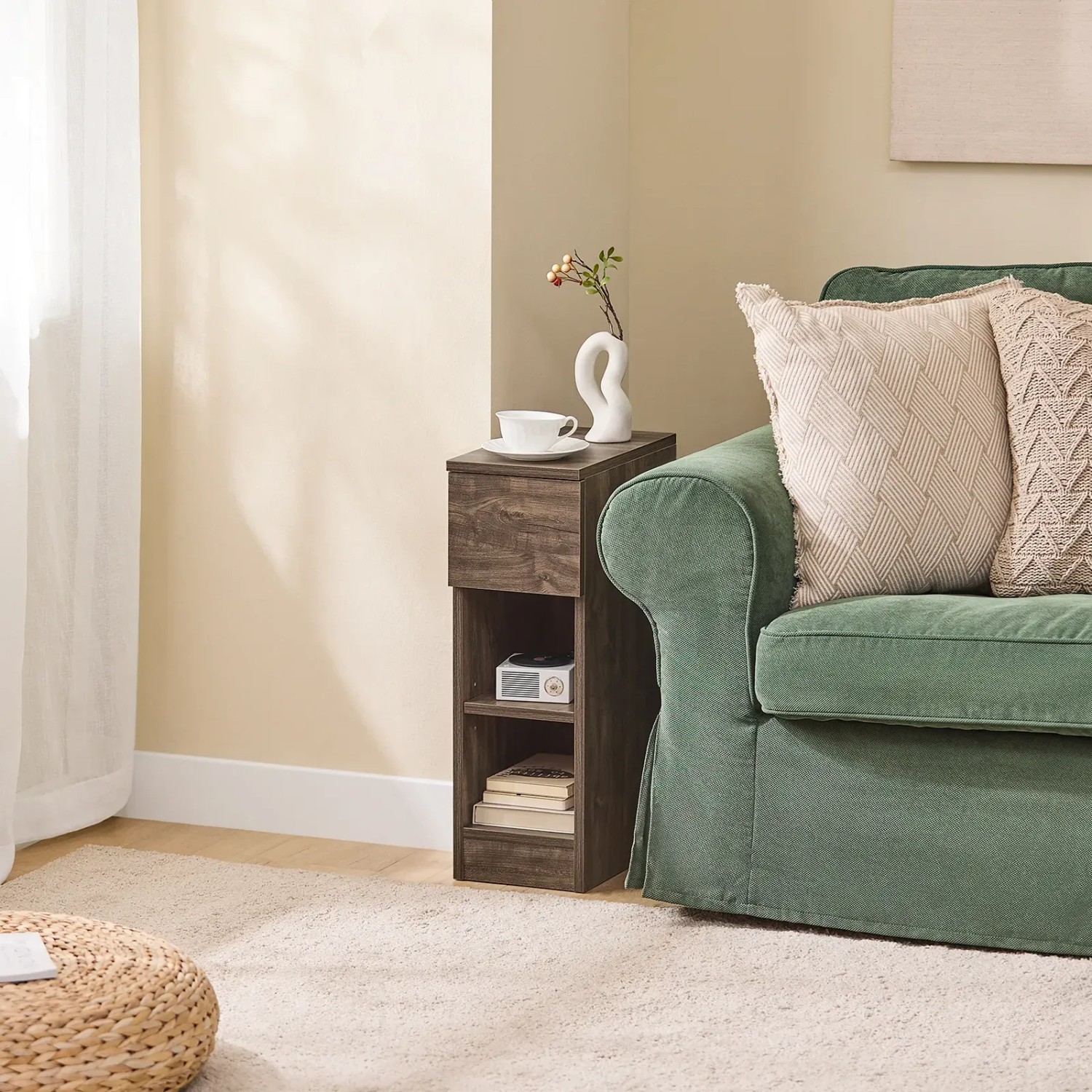 SoBuy Nachttisch schmal, dunkle Holzoptik, mit Schublade und zwei Ablagen, neben grünem Sofa im Wohnzimmer.