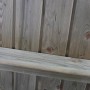Detailaufnahme des Holz-Carports Nussbaum von Skan Holz, zeigt die Holzstruktur und Verarbeitung.