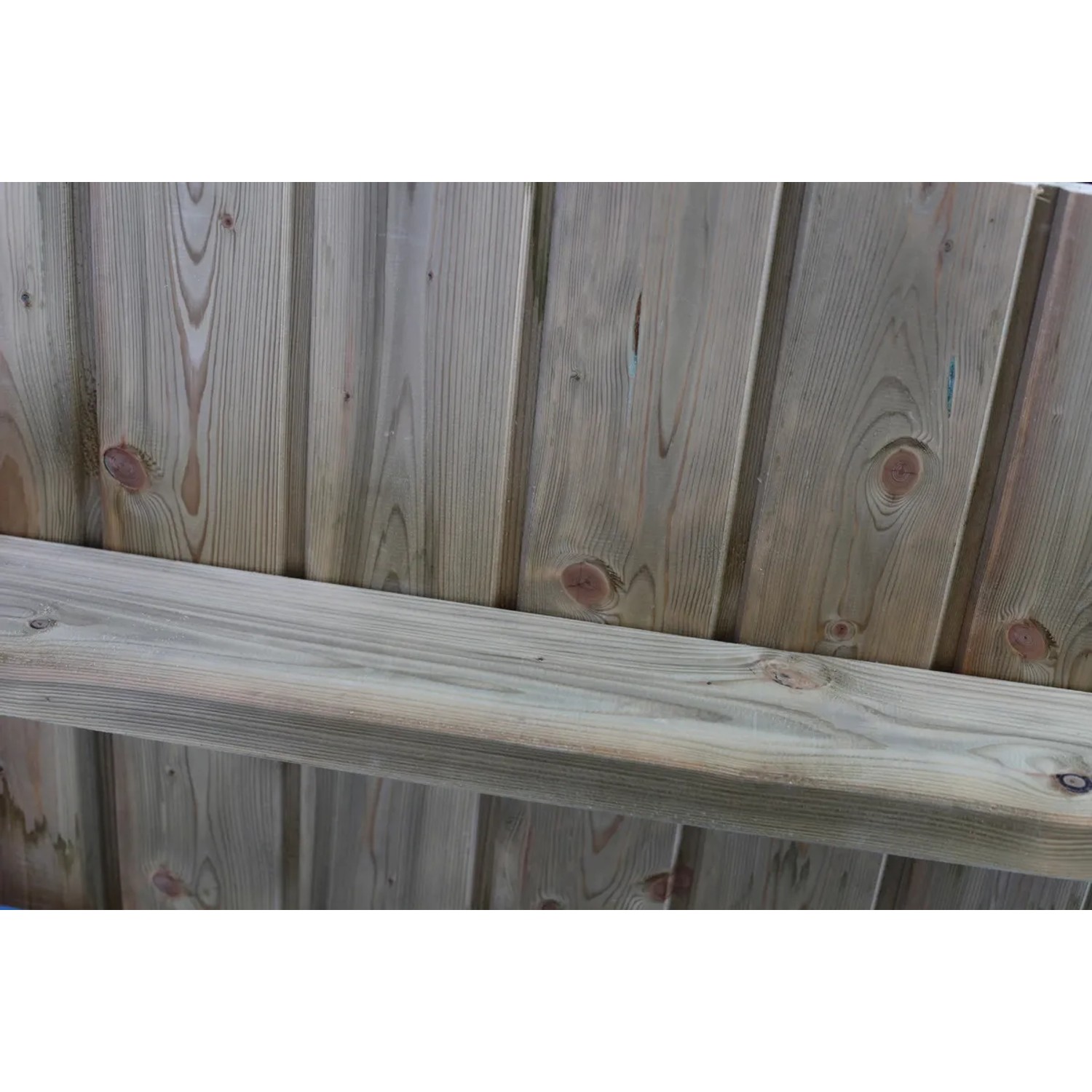 Detailaufnahme des Holz-Carports Nussbaum von Skan Holz, zeigt die Holzstruktur und Verarbeitung.