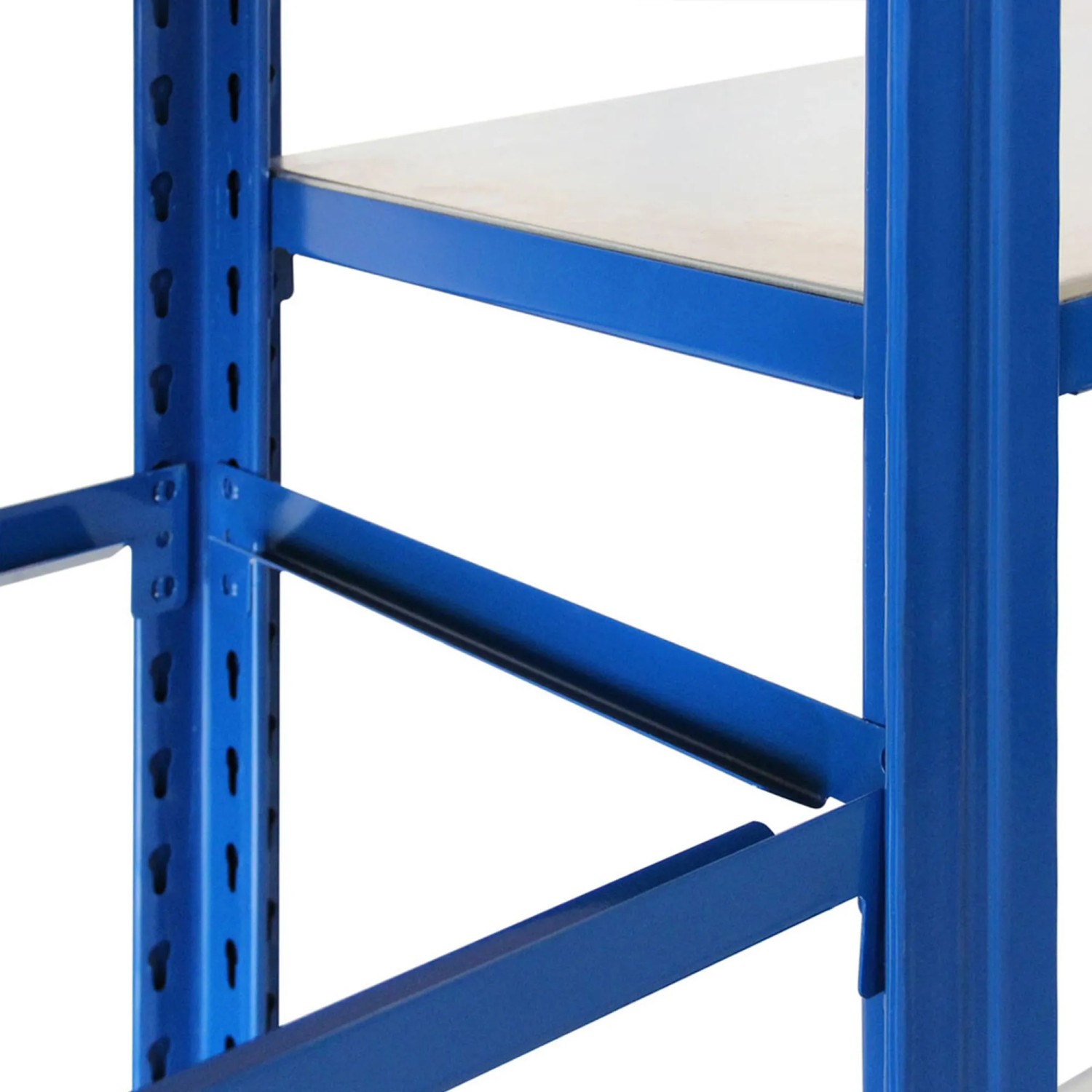 Detailansicht: Blaues Ar Shelving T-Profil Regal, verzinkte Böden, Stecksystem.