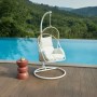 Vente-unique Hängesessel Lutus, hell naturfarben, mit weißem Gestell und Kissen auf Holzterrasse am Pool.