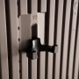 Detailaufnahme: Wand mit Haken zur Aufbewahrung im Lifetime Gerätehaus, dunkelgrau.