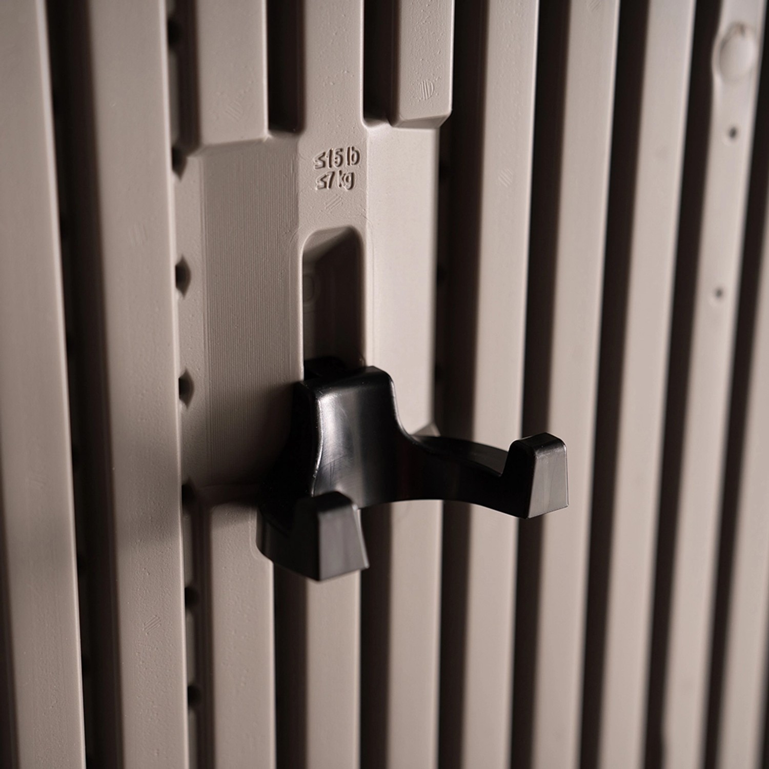Detailaufnahme: Wand mit Haken zur Aufbewahrung im Lifetime Gerätehaus, dunkelgrau.