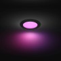 Schwarzer Philips Hue Einbauspot Slim mit pinkfarbenem Licht an der Decke.