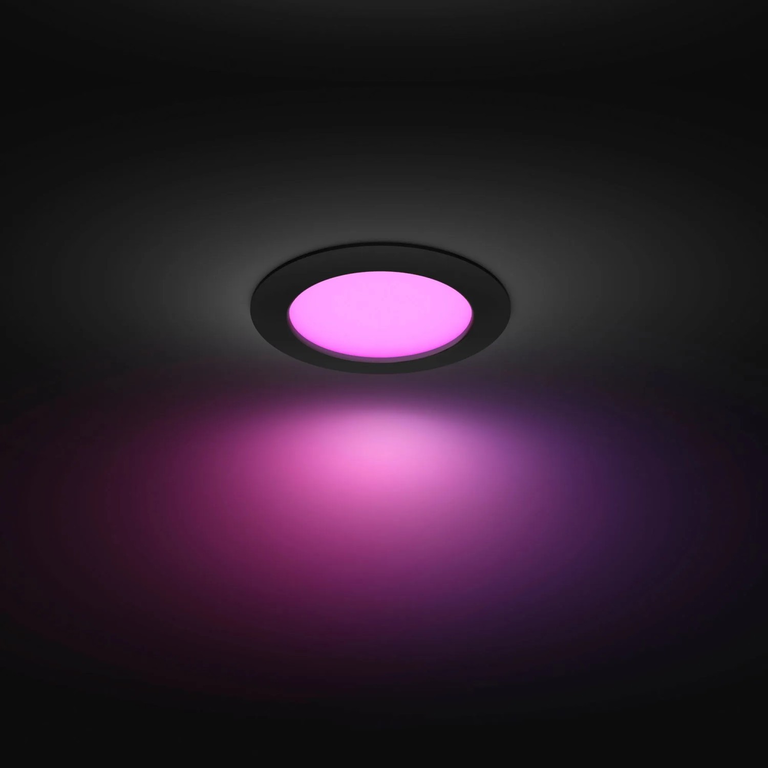 Schwarzer Philips Hue Einbauspot Slim mit pinkfarbenem Licht an der Decke.
