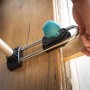 wolfcraft Türfutterstrebe Easy, Spannwerkzeug, stützt und richtet eine Holzzarge beim Einbau aus. Türkiser Drehknopf.