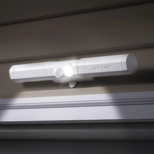 Mr.Beams Batterie-Türleuchte MB970 mit Sensor, ein weißes Nachtlicht für den Außenbereich.