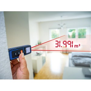 LUX-TOOLS Digitaler Laser-Entfernungsmesser bei Messung in Innenraum.
