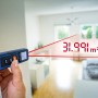 LUX-TOOLS Digitaler Laser-Entfernungsmesser bei Messung in Innenraum.