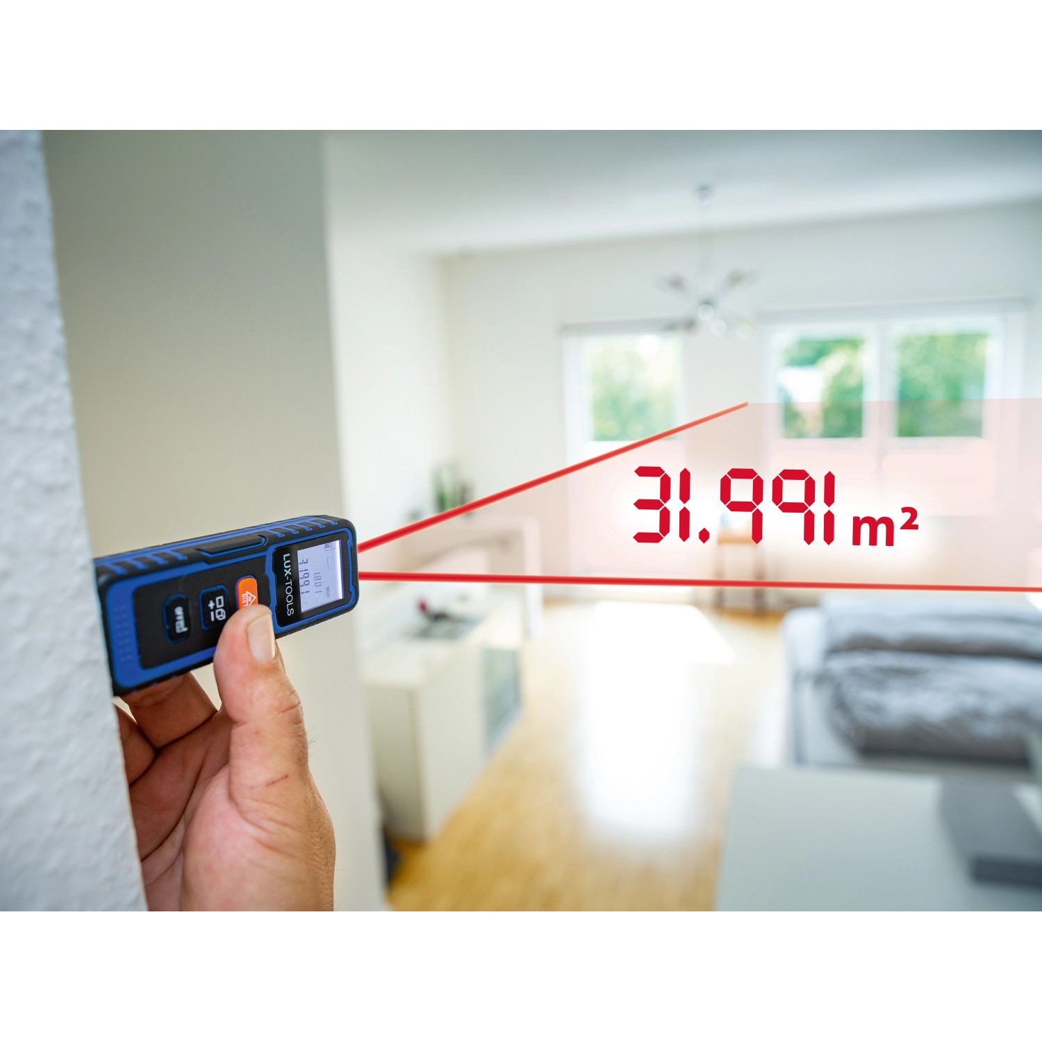 LUX-TOOLS Digitaler Laser-Entfernungsmesser bei Messung in Innenraum.